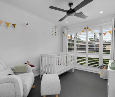 Beautiful three-bedroom home with a pool - Photo 5