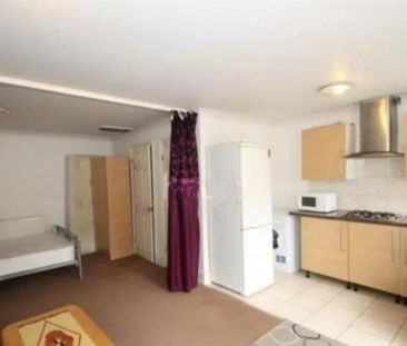 Studio flat with small Seperate living area - ilford - Photo 1