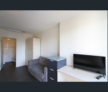 Modern Studio with Balcony & Air-Con in Vibrant Redfern - Photo 1