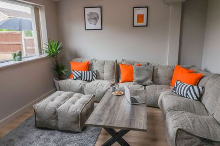 A Fantastic 6 Bed 5 Bathroom Designer House Share Room 1 - Photo 2