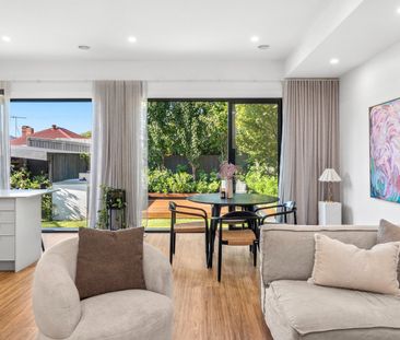 Californian Charm Meets Contemporary Brilliance - Photo 5