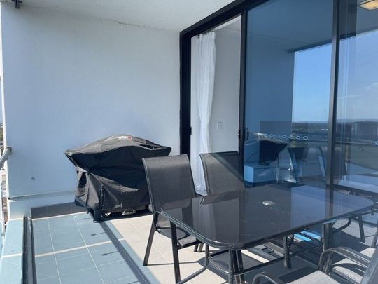 FULLY FURNISHED Three bed apartment with Skyline & water views - Photo 1