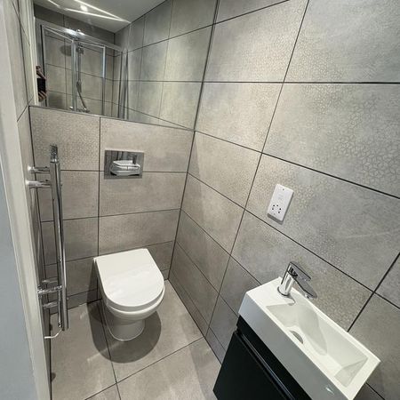 1 bedroom in a house share to rent - Photo 3