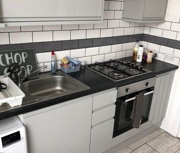 Room in a Shared House, Arngask Road, SE6 - Photo 2