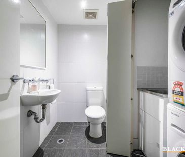 Fully Furnished One Bedroom Apartment In Prime Location - Photo 2