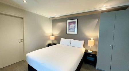 City view Studio on Tory Street - 6 month tenancy - Photo 2