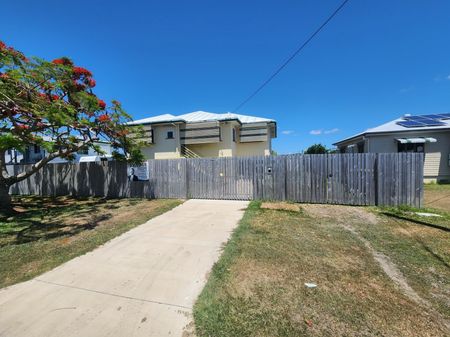 Roomy, North Mackay Queenslander: Fully Air Conditioned - Photo 5