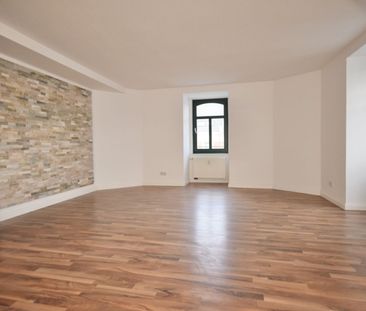 Laminat • 2 Zimmer • schicke Dekortapete • Einbauküche • offene Küc... - Foto 1