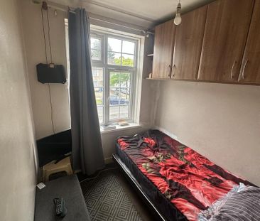 4 bedroom semi-detached house to rent - Photo 3