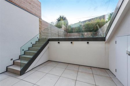 4 bedroom end of terrace house to rent - Photo 2