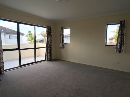 Te Atatu Peninsula-5 Bedroom Family House - Photo 1