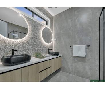 LUXE LIVING IN AN ENVIABLE LOCATION WITH 2 ENSUITS !! - Photo 1