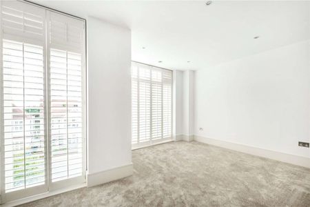 Fantastic family home benefitting from an annexe, off-street parking and a garage. - Photo 3