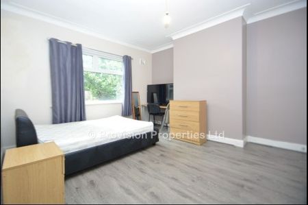 7 Bed Student Properties in Leeds - Photo 5