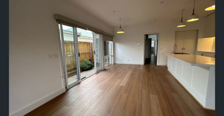 Modern home with loads of comfortable amenities and contemporary feel…. - Photo 3