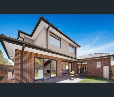 Luxurious 4-Bedroom Beauty in Prime Location - Photo 2