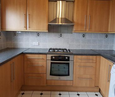3 bedroom flat to rent - Photo 5