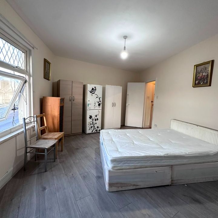 2 Bed Flat, Barking Road, E6 - Photo 1