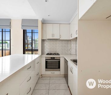 Stylish South Yarra Apartment Just Steps from Fawkner Park - Photo 6