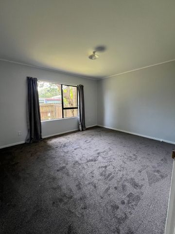 Sunny & Renovated 2-Bedroom Home – Private Backyard in Papakura - Photo 2