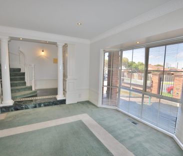 CITY WIDE REAL ESTATE - 4 Bedroom Townhouse, 2 bathrooms, walk to M... - Photo 1