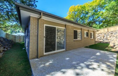 Private Family Home on a fully fenced block - Photo 4