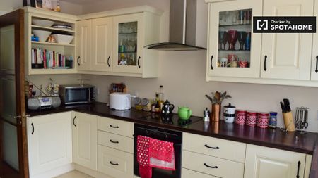 Ensuite room in 3-bedroom apartment in Ballinteer, Dublin - Photo 5