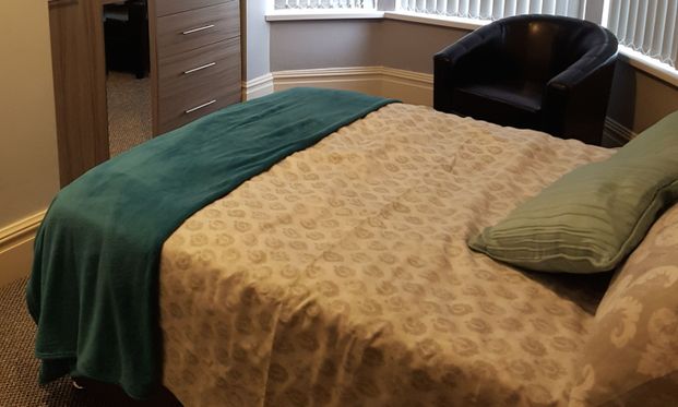 🏥 10 Min Walk to Salford Royal | 5-Bed Houseshare - Photo 1