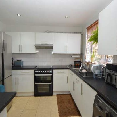 2 bedroom property to rent in Chertsey - Photo 1