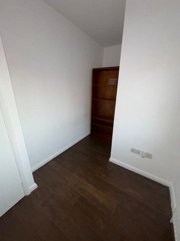 3 Bed Detached House, Addison Road, SE25 - Photo 2