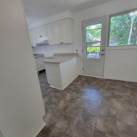 Superbe 4 ½ très lumineux et fraîchement rénové à Longueuil – Disponible immédiatement ! - Photo 3