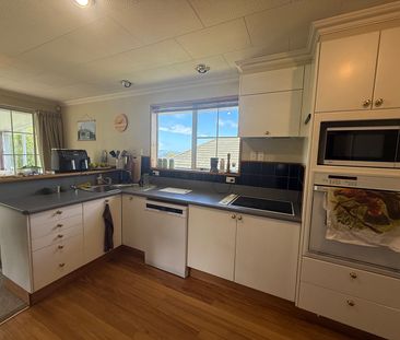 Sunny, Spacious & Ready for You to Move In - Photo 5