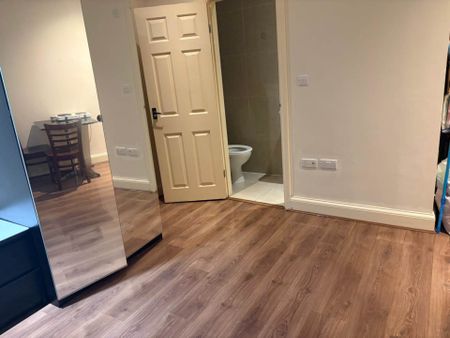 Price £1,100 pcm - Available 17/01/2026 - Furnished - Photo 5