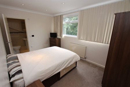 5 Bed End Terrace, Bembridge Close, NW6 - Photo 3