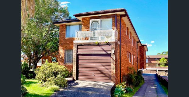 CONVENIENT.... Near Train station and Shops. - Photo 1