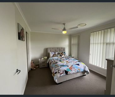Spacious 4 Bedroom Home - Photo 5