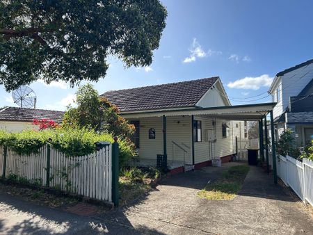 Newly renovated 3-bedroom family house with new carpet and Sunny decking in great location - Photo 3