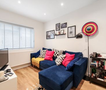 1 Bed Terraced House, Coliston Passage, SW18 - Photo 2