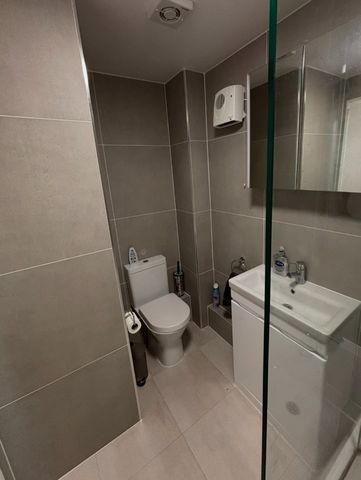 Room in a Shared Flat, Morden, SM4 - Photo 4