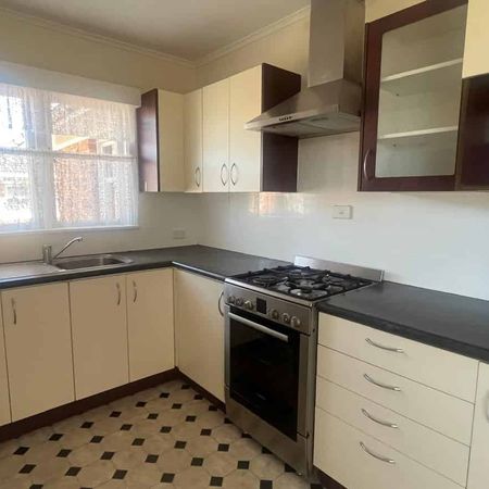 Spacious Three Bedroom Property in New Lynn - Photo 3