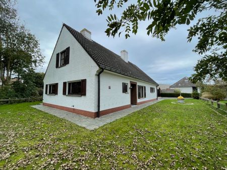 Ruime villa gelegen in het groen in een residentïele wijk. Met een tuin rondom, een garage en een tuinhuis. Om volledig tot rust te komen. - Photo 4