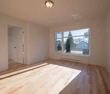 ALL-INCLUDED Stunning Brand-New Townhouse for Rent in La Prairie-su... - Photo 3