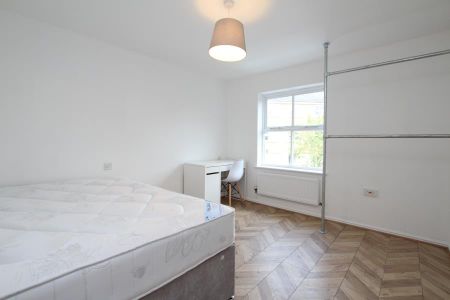 3 bedroom flat to rent - Photo 2