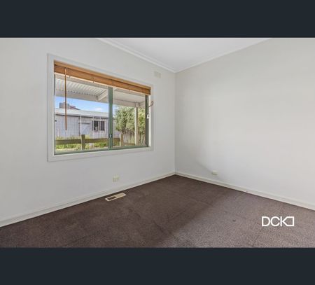 6 Cook Street, Flora Hill, Vic 3550 - Photo 2