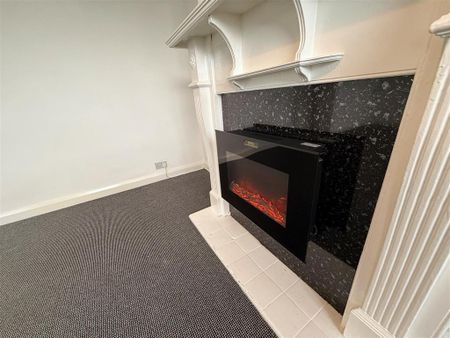 3 bedroom flat to rent - Photo 2