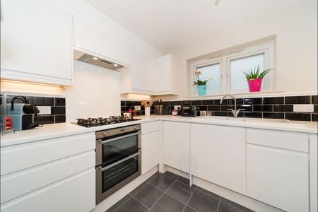 2 Bed Flat, Oliver Grove, SE25 - Photo 4