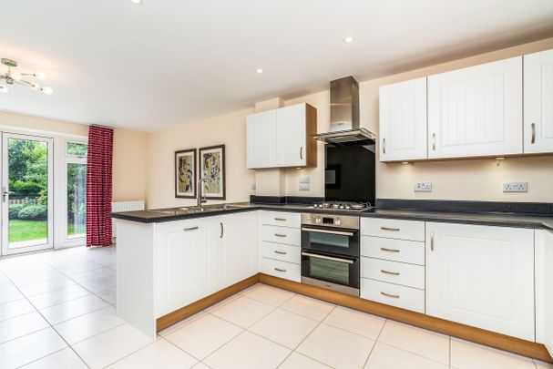 3 bedroom town house to rent Kingsman Drive, Botley, SO32 - Photo 1
