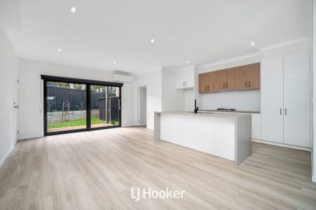 🏡 Modern 3-Bedroom Townhouse in Prime Narre Warren Location - Photo 2