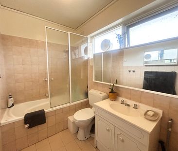 Large Apartment with Private Courtyard - Photo 5