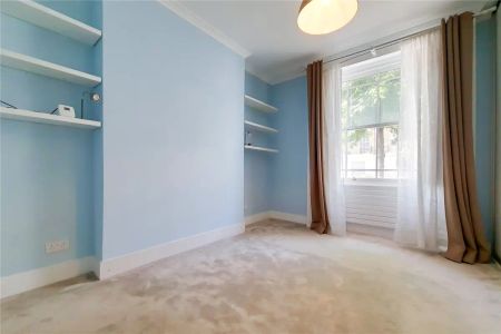 3 bedroom flat in London - Photo 2